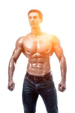 Çıplak gövdeli kaslı yakışıklı bir genç. Beyaz arka planda izole edilmiş. Beyaz arka planda stüdyo çekimi. Güneş parlamasıyla