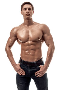 Çıplak gövdeli kaslı yakışıklı bir genç. Beyaz arka planda izole edilmiş. Beyaz arkaplanda stüdyo görüntüsü