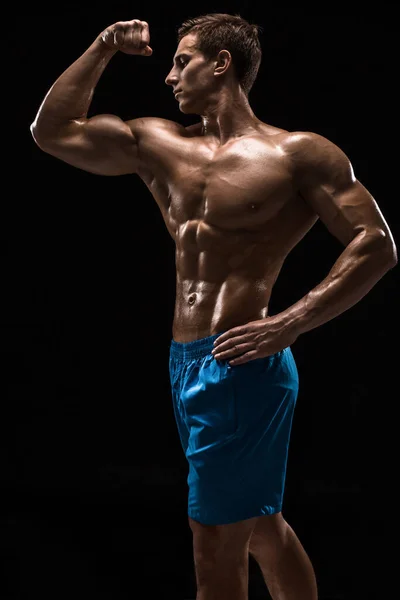 肌肉和适合年轻的健美健身男模特在黑色背景上摆姿势 在黑色背景上拍摄的工作室 — 图库照片