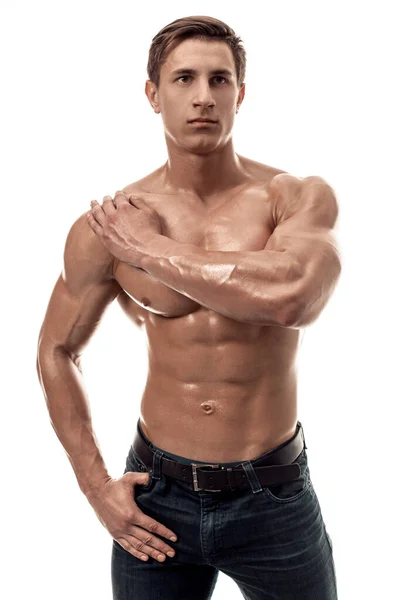 裸の胴を持つ筋肉のハンサムな若い男 白い背景に隔離されている 白い背景で撮影したスタジオ — ストック写真