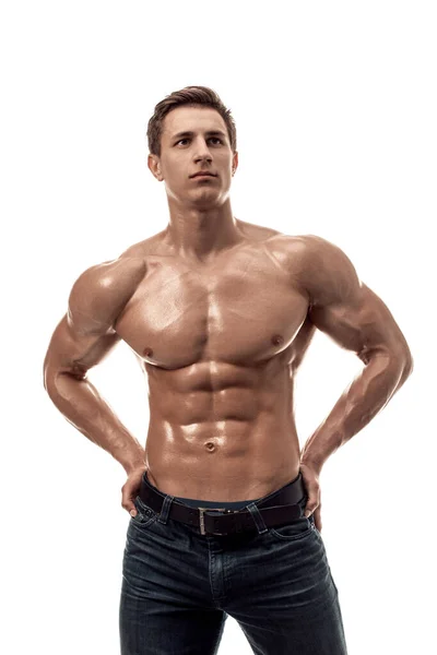 裸の胴を持つ筋肉のハンサムな若い男 白い背景に隔離されている 白い背景で撮影したスタジオ — ストック写真
