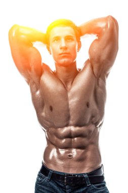 Çıplak gövdeli kaslı yakışıklı bir genç. Beyaz arka planda izole edilmiş. Beyaz arka planda stüdyo çekimi. Güneş parlamasıyla