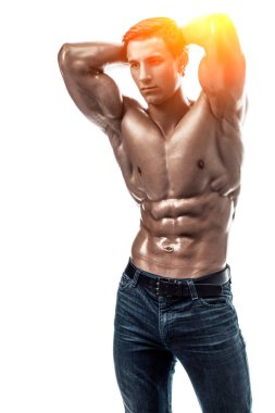 Çıplak gövdeli kaslı yakışıklı bir genç. Beyaz arka planda izole edilmiş. Beyaz arka planda stüdyo çekimi. Güneş parlamasıyla