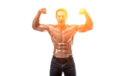 Çıplak gövdeli kaslı yakışıklı bir genç. Beyaz arka planda izole edilmiş. Beyaz arka planda stüdyo çekimi. Güneş parlamasıyla