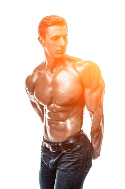 Çıplak gövdeli kaslı yakışıklı bir genç. Beyaz arka planda izole edilmiş. Beyaz arka planda stüdyo çekimi. Güneş parlamasıyla