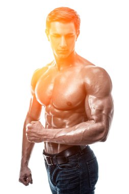 Çıplak gövdeli kaslı yakışıklı bir genç. Beyaz arka planda izole edilmiş. Beyaz arka planda stüdyo çekimi. Güneş parlamasıyla