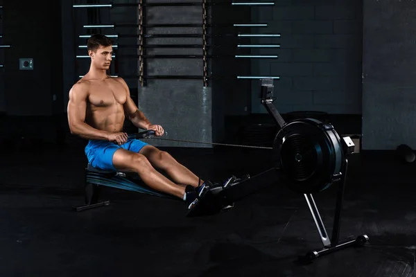 근육질의 남자는 체육관에서 운동을 합니다 선수의 상태는 합니다 조련사 — 스톡 사진