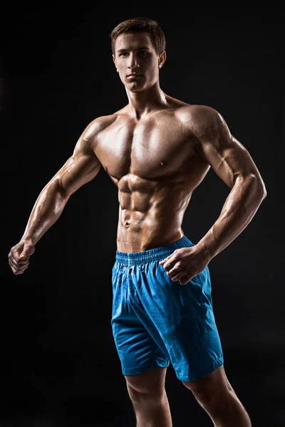 Muskulös Och Passar Unga Bodybuilder Fitness Manliga Modell Poserar Över — Stockfoto