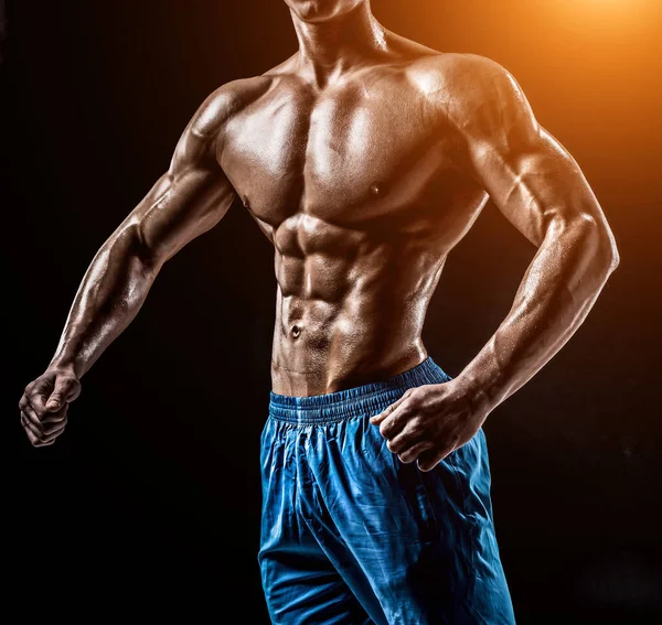 Muskulös Och Passform Ung Bodybuilder Fitness Manliga Modell Poserar Över — Stockfoto