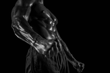 Telif uzayı olan karanlık bir arka planda bir adamın vücudunun parçası. Stüdyo çekimi siyah arka planda. Siyah ve beyaz.