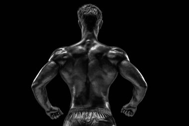 Güçlü Atletik Adam Fitness Modeli sırt kasları, siyah arka plan üzerinde trisepsler. Siyah arkaplanda stüdyo çekimi.