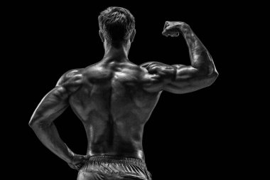 Güçlü Atletik Adam Fitness Modeli sırt kasları, siyah arka plan üzerinde trisepsler. Siyah arkaplanda stüdyo çekimi.