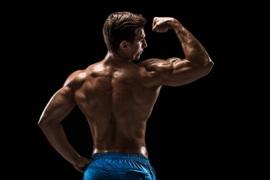 Güçlü Atletik Adam Fitness Modeli sırt kasları, siyah arka plan üzerinde trisepsler. Siyah arkaplanda stüdyo çekimi.