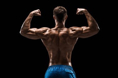 Güçlü Atletik Adam Fitness Modeli sırt kasları, siyah arka plan üzerinde trisepsler. Siyah arkaplanda stüdyo çekimi.