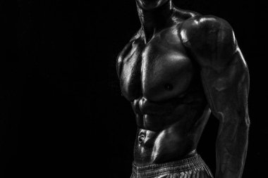 Telif uzayı olan karanlık bir arka planda bir adamın vücudunun parçası. Stüdyo çekimi siyah arka planda. Siyah ve beyaz.