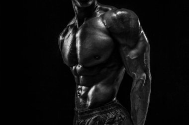 Telif uzayı olan karanlık bir arka planda bir adamın vücudunun parçası. Siyah arkaplanda stüdyo çekimi.