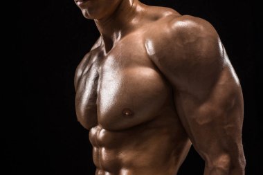 Telif uzayı olan karanlık bir arka planda bir adamın vücudunun parçası. Siyah arkaplanda stüdyo çekimi.