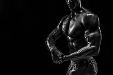 Telif uzayı olan karanlık bir arka planda bir adamın vücudunun parçası. Stüdyo çekimi siyah arka planda. Siyah ve beyaz.