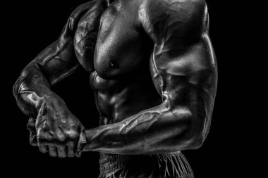 Telif uzayı olan karanlık bir arka planda bir adamın vücudunun parçası. Siyah arkaplanda stüdyo çekimi.