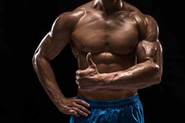 Telif uzayı olan karanlık bir arka planda bir adamın vücudunun parçası. Siyah arkaplanda stüdyo çekimi.