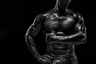 Telif uzayı olan karanlık bir arka planda bir adamın vücudunun parçası. Stüdyo çekimi siyah arka planda. Siyah ve beyaz.