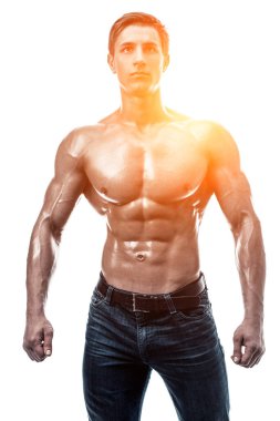 Çıplak gövdeli kaslı yakışıklı bir genç. Beyaz arka planda izole edilmiş. Beyaz arka planda stüdyo çekimi. Güneş parlamasıyla