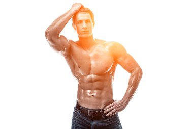 Çıplak gövdeli kaslı yakışıklı bir genç. Beyaz arka planda izole edilmiş. Beyaz arka planda stüdyo çekimi. Güneş parlamasıyla