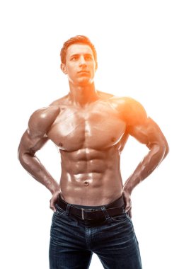 Çıplak gövdeli kaslı yakışıklı bir genç. Beyaz arka planda izole edilmiş. Beyaz arka planda stüdyo çekimi. Güneş parlamasıyla