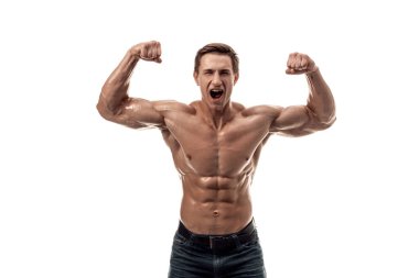 Çıplak gövdeli kaslı yakışıklı bir genç. Beyaz arka planda izole edilmiş. Beyaz arkaplanda stüdyo görüntüsü