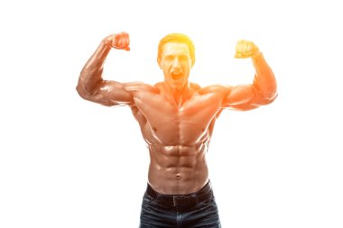 Çıplak gövdeli kaslı yakışıklı bir genç. Beyaz arka planda izole edilmiş. Beyaz arka planda stüdyo çekimi. Güneş parlamasıyla