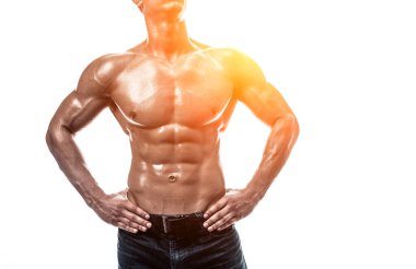 Telif uzayı olan beyaz arka planda bir erkek vücudu parçası. Beyaz arka planda izole edilmiş. Güneş ışığıyla. yakın plan