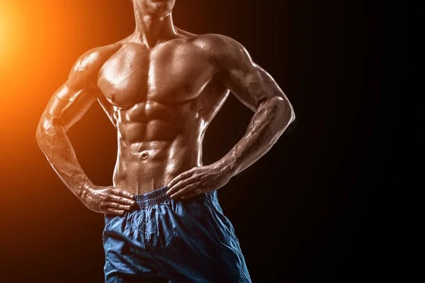 Spieren Fit Jonge Bodybuilder Fitness Mannelijk Model Poseren Zwarte Achtergrond — Stockfoto