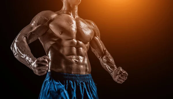 Muskulös Och Passform Ung Bodybuilder Fitness Manliga Modell Poserar Över — Stockfoto