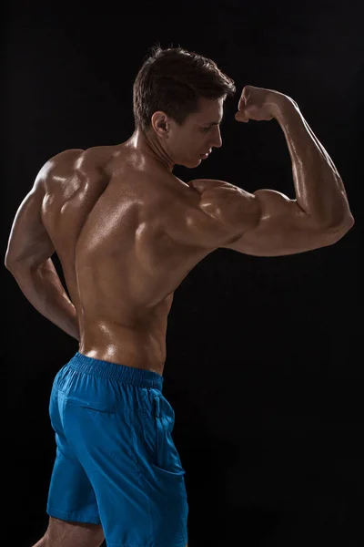 Starkes Athletisches Fitnessmodel Das Rückenmuskeln Posiert Trizeps Über Schwarzem Hintergrund — Stockfoto