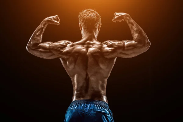 Muskulös Och Passform Ung Bodybuilder Fitness Manliga Modell Poserar Över — Stockfoto