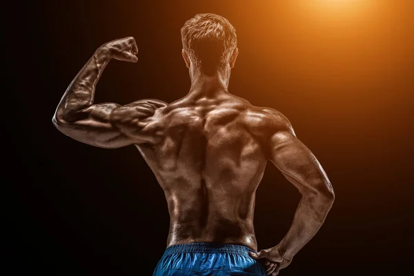 Musculoso Forma Joven Culturista Fitness Modelo Masculino Posando Sobre Fondo —  Fotos de Stock