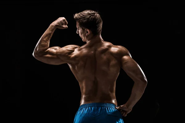 Starkes Athletisches Fitnessmodel Das Rückenmuskeln Posiert Trizeps Über Schwarzem Hintergrund — Stockfoto