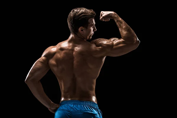 Silny Atletic Man Fitness Model Pozowanie Mięśnie Pleców Triceps Czarnym — Zdjęcie stockowe