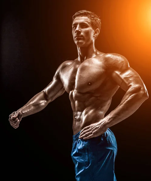 Μύες Και Ταιριάζει Νέος Bodybuilder Γυμναστήριο Αρσενικό Μοντέλο Που Θέτουν — Φωτογραφία Αρχείου