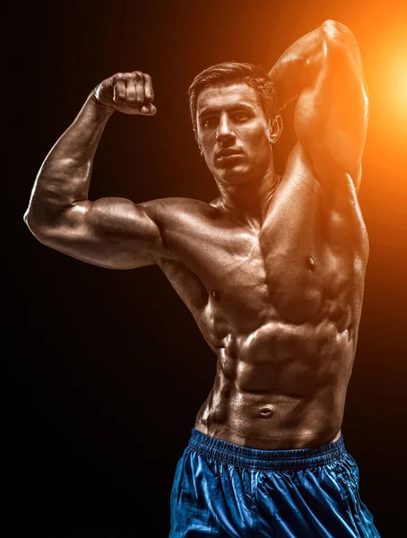 Musculoso Forma Joven Culturista Fitness Modelo Masculino Posando Sobre Fondo — Foto de Stock