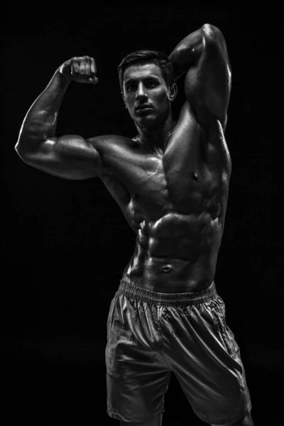 肌肉发达 体格健康的年轻健美男模 造型略带黑色背景 工作室拍摄黑色背景 — 图库照片