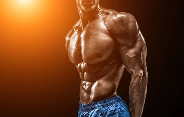 Muskulös Och Passform Ung Bodybuilder Fitness Manliga Modell Poserar Över — Stockfoto