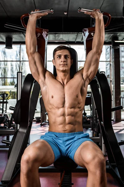 Músculos Tensos Mãos Sob Carga Homem Fazendo Exercício Para Bíceps — Fotografia de Stock