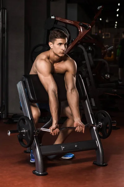 근육질의 남자가 운동을 바벨을 가지고 운동을 남자가 발가벗고 — 스톡 사진