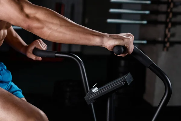 심장외과가 체육관에서 스포츠 반바지를 남성의 모습을 근육질의 인체의 — 스톡 사진