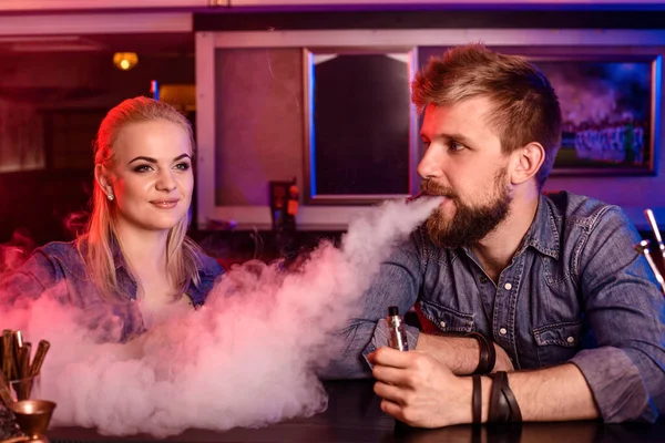 一个男人和一个女人在一个雾腾腾的酒吧抽烟 礼品店 — 图库照片