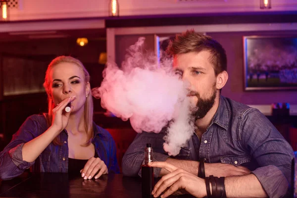 Bir Adam Bir Kadın Bir Vape Barda Elektronik Sigara Içiyorlar — Stok fotoğraf