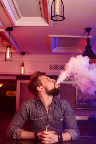 Vape Homem Bater Numa Nuvem Vapor Foto Tirada Uma Barra — Fotografia de Stock