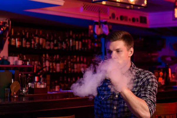 Мужчина Курит Электронную Сигарету Магазине Vape Bar — стоковое фото