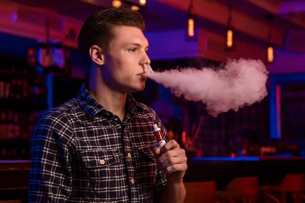 Man Smoke Electronic Cigarette Vape Shop Vape Bar — Stock Photo, Image